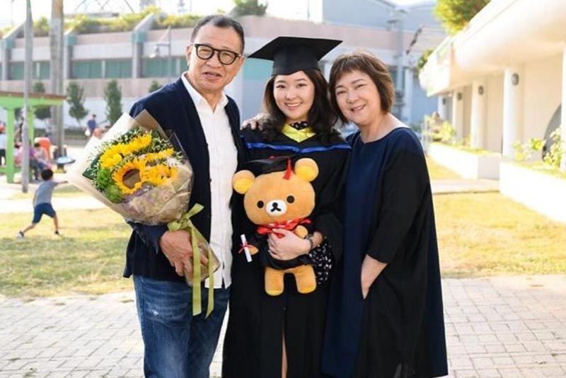 受香港抗议影响的香港演员许志安的女儿毕业典礼
