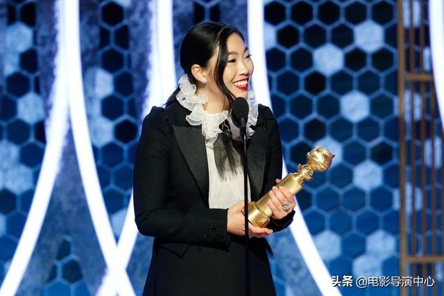奥卡菲娜凭《别告诉她》获首位金球奖亚裔影后
